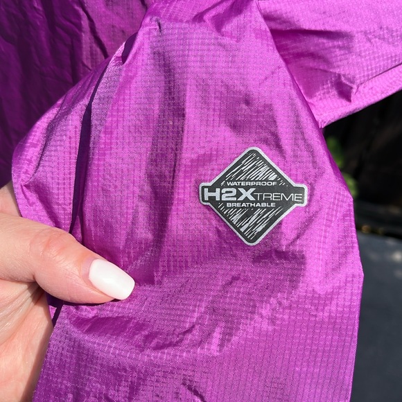 Stormtech Performance Rain and Windbreaker Jacket. Size Medium - Picture 13 of 16